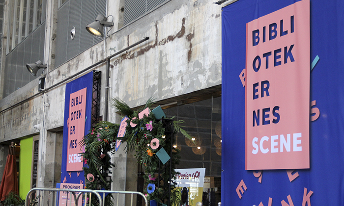 Store bannere med teksten "Bibliotekernes scene" hænger foran lokalet hvor bibliotekernes scene hører hjemme på Ordkraft.